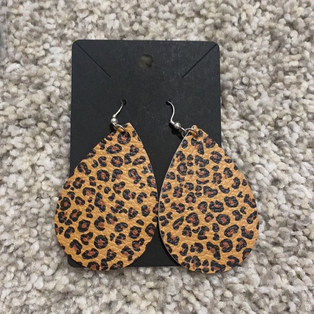 HP 7/27/21!! Leopard Print Tear Drop Earrings - Picture 4 of 5
